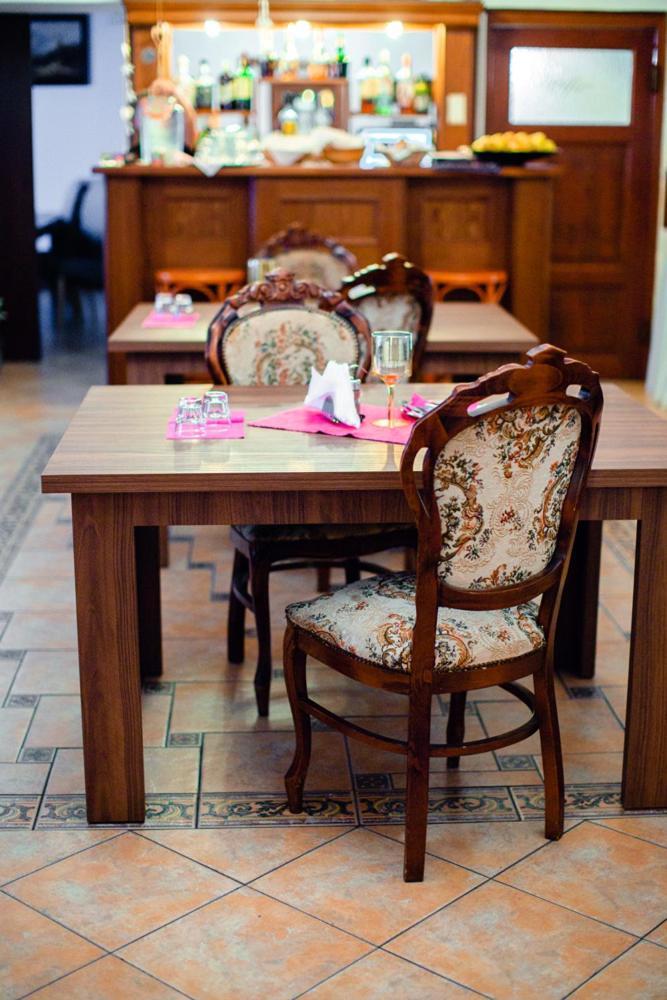 Hotel Krivan Kysucke Nove Mesto エクステリア 写真